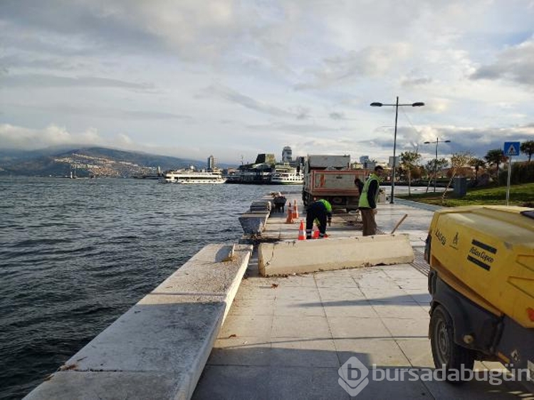İzmir'de kıyıya çıkan vapur, limana çekildi
