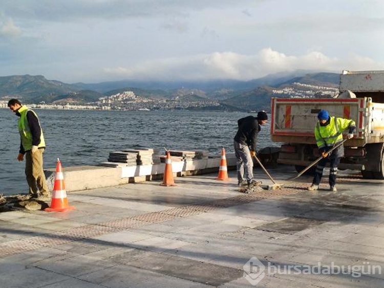 İzmir'de kıyıya çıkan vapur, limana çekildi
