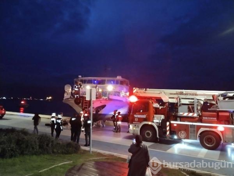 İzmir'de kıyıya çıkan vapur, limana çekildi

