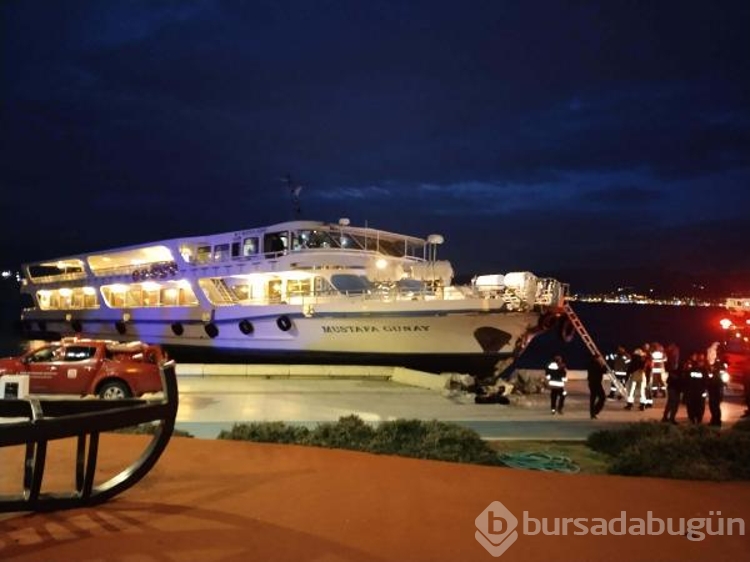 İzmir'de kıyıya çıkan vapur, limana çekildi
