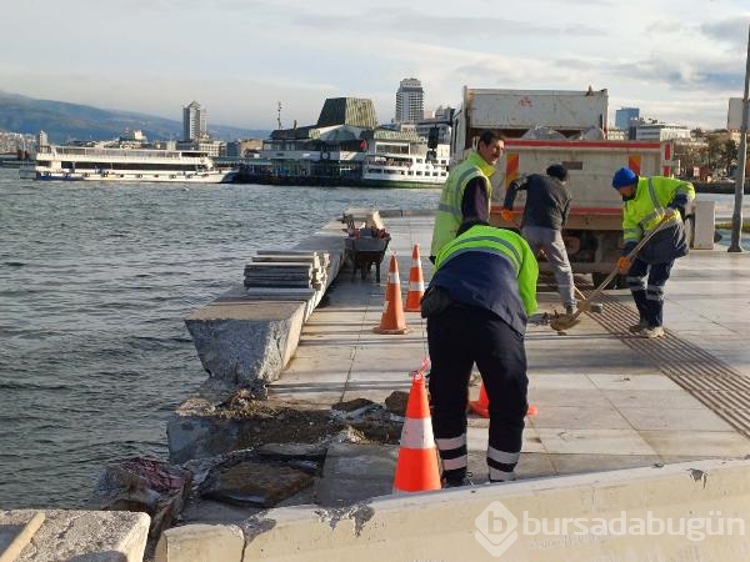 İzmir'de kıyıya çıkan vapur, limana çekildi
