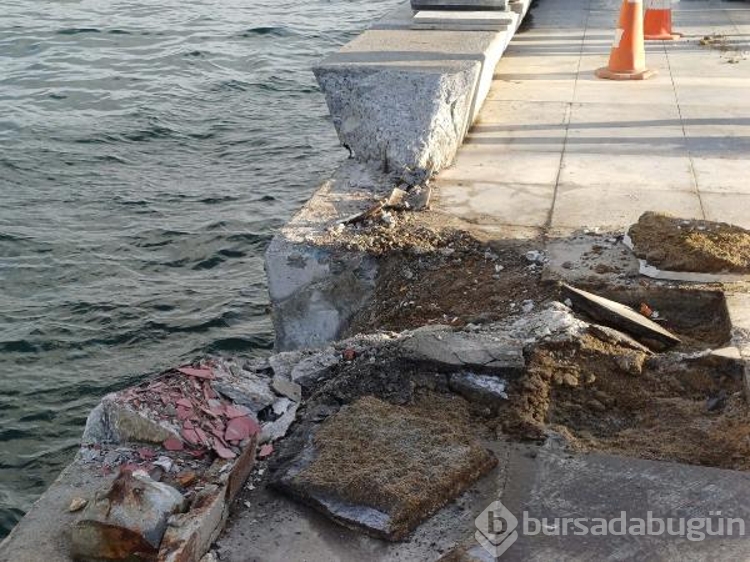 İzmir'de kıyıya çıkan vapur, limana çekildi
