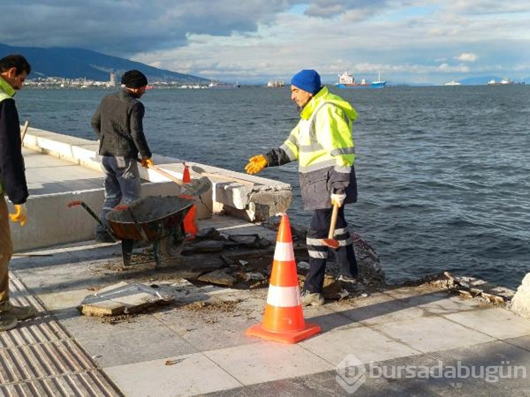 İzmir'de kıyıya çıkan vapur, limana çekildi
