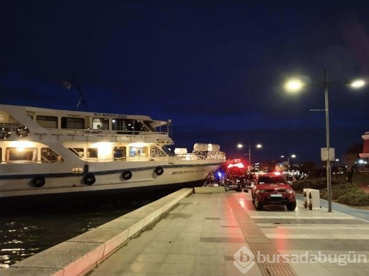 İzmir'de kıyıya çıkan vapur, limana çekildi
