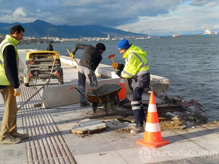 İzmir'de kıyıya çıkan vapur, limana çekildi
