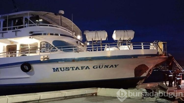 İzmir'de kıyıya çıkan vapur, limana çekildi
