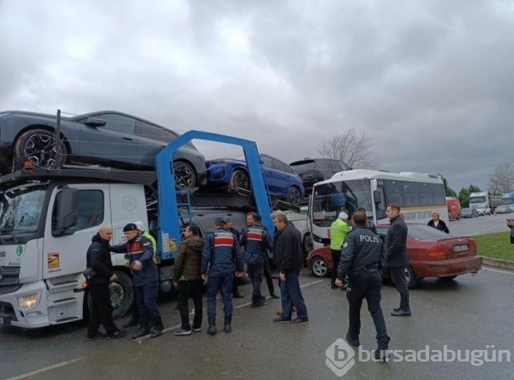 Samsun'da TIR anaokulu servisine çarptı!