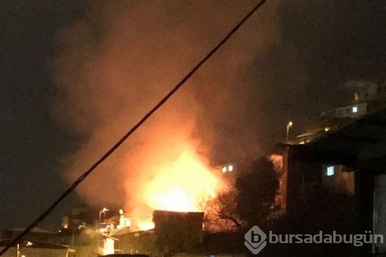 Bursa'da alev alev yanan ev küle döndü