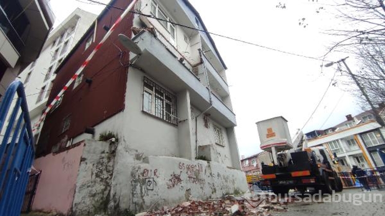 Kağıthane'de balkon çöktü