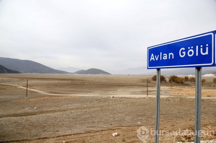 Kurumaya yüz tutan Avlan Gölü yağışlarla yeniden su tuttu

