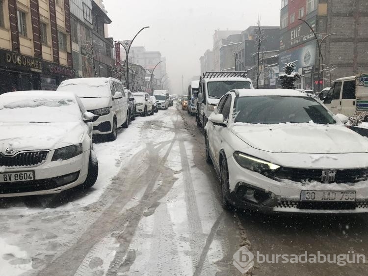 Yüksekova- Şemdinli kara yolunda kara saplanan araçtakiler kurtarıldı
