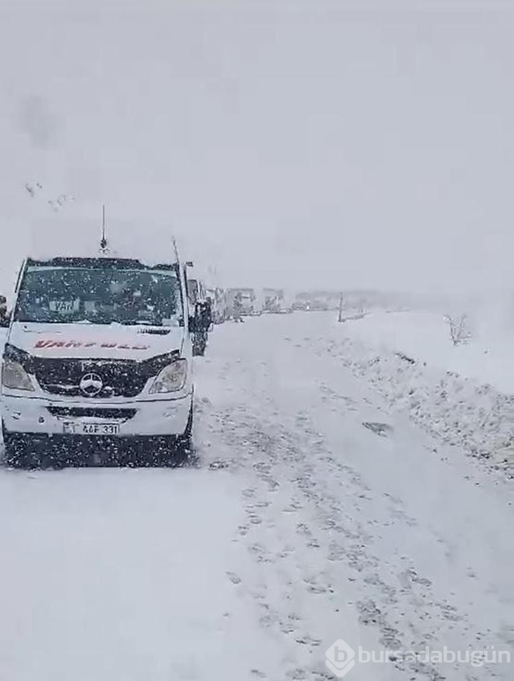 Yüksekova- Şemdinli kara yolunda kara saplanan araçtakiler kurtarıldı
