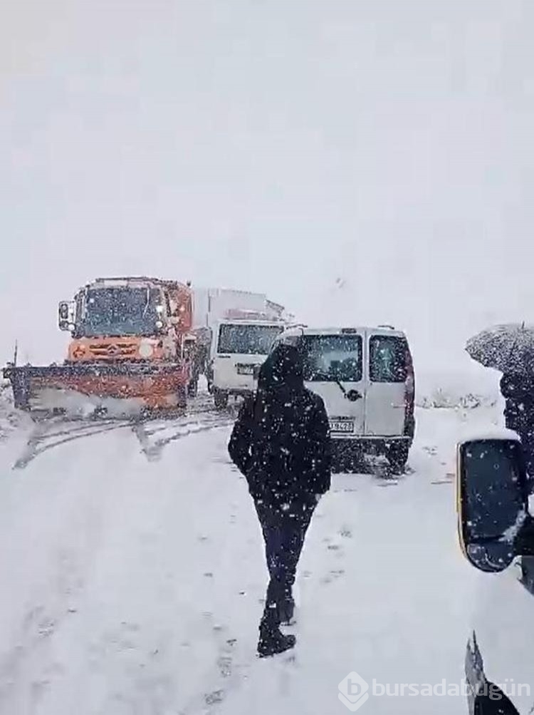 Yüksekova- Şemdinli kara yolunda kara saplanan araçtakiler kurtarıldı

