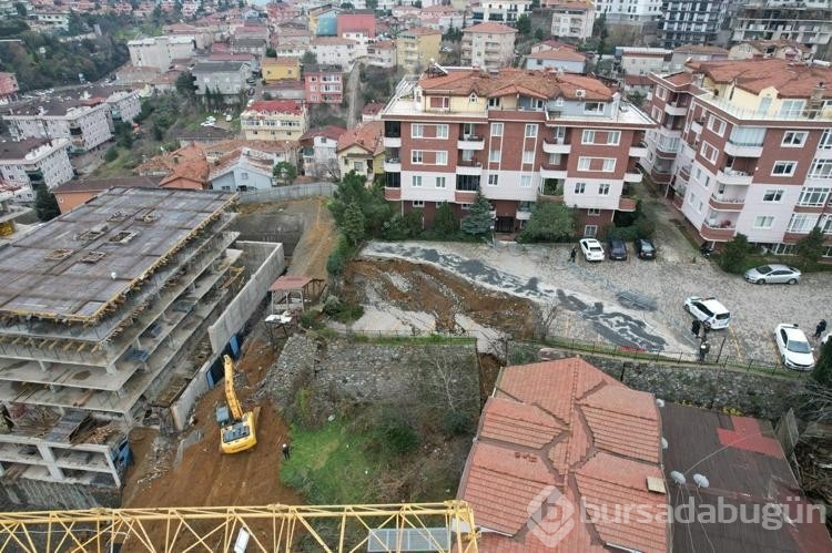 Üsküdar'da istinat duvarı çöktü