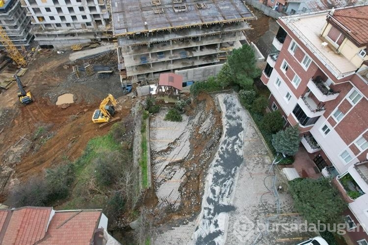 Üsküdar'da istinat duvarı çöktü