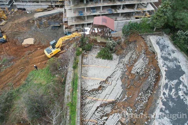 Üsküdar'da istinat duvarı çöktü