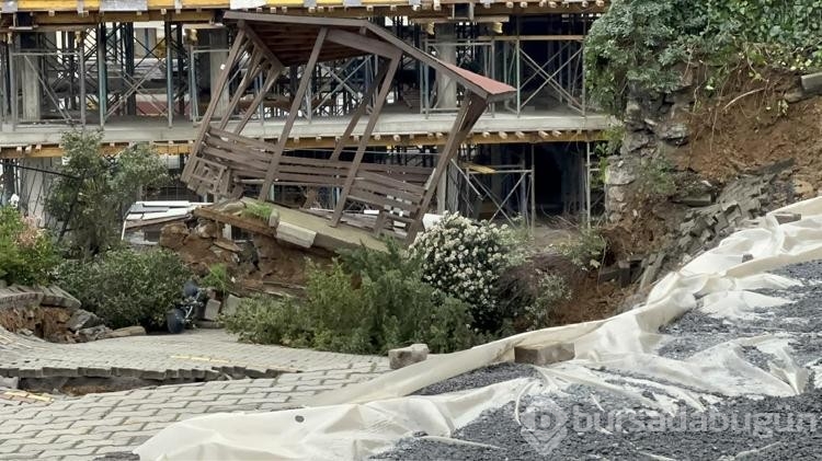 Üsküdar'da istinat duvarı çöktü