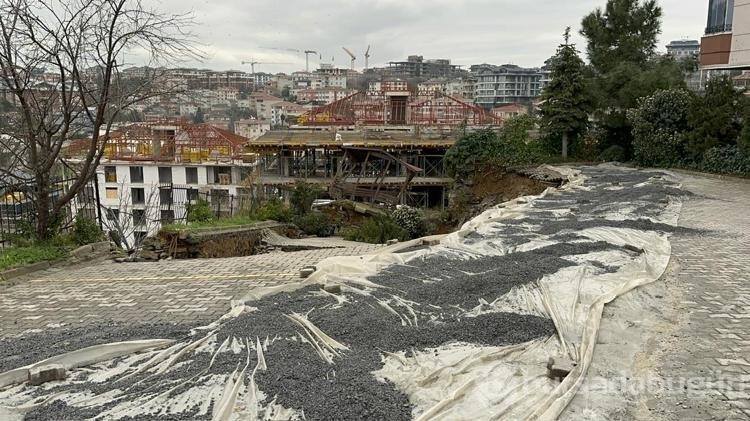 Üsküdar'da istinat duvarı çöktü