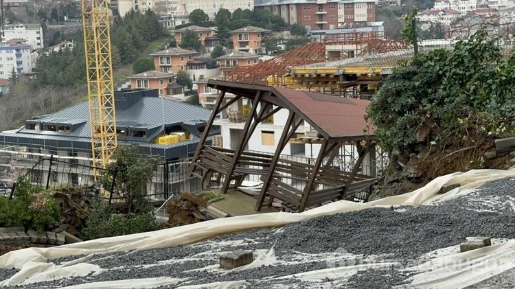 Üsküdar'da istinat duvarı çöktü