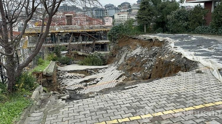 Üsküdar'da istinat duvarı çöktü