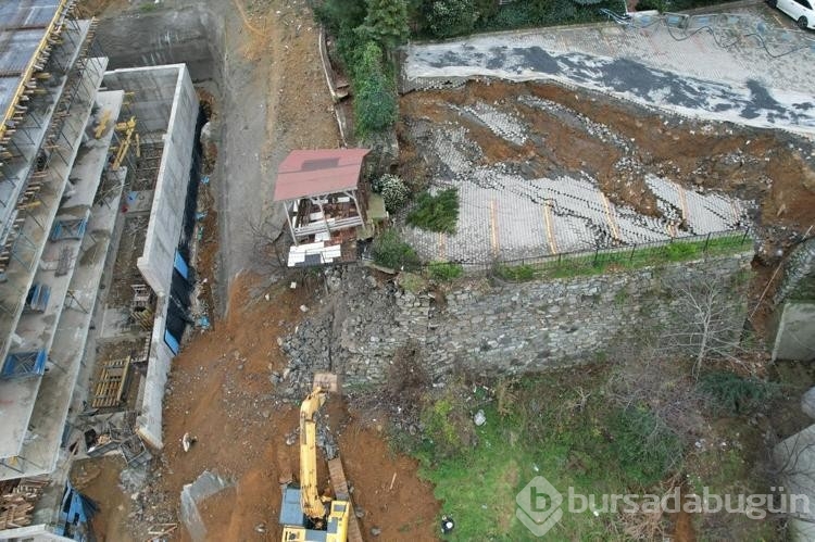 Üsküdar'da istinat duvarı çöktü