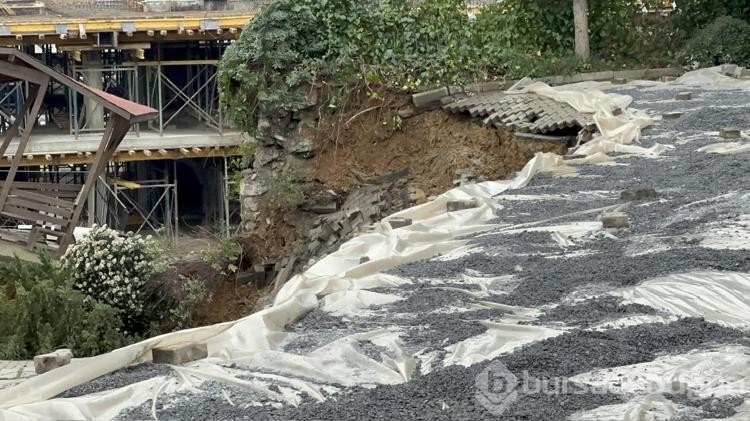 Üsküdar'da istinat duvarı çöktü