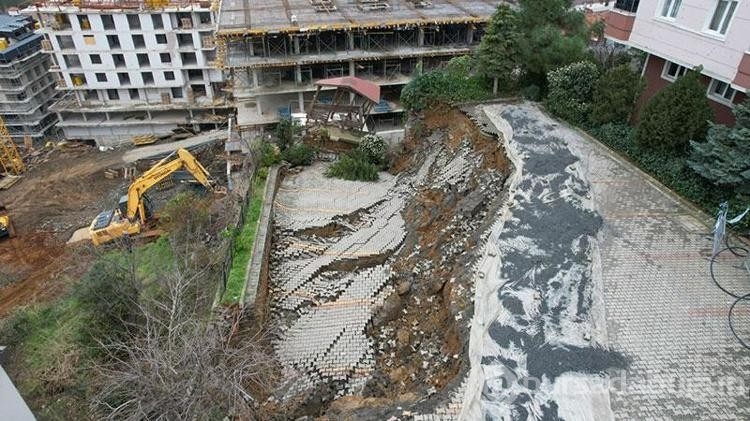 Üsküdar'da istinat duvarı çöktü