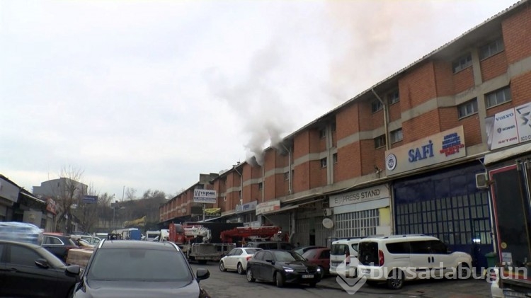 Başakşehir'de yedek parça dükkanı yandı
