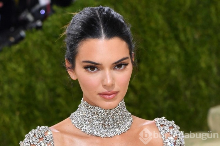 Ünlü model Kendall Jenner trafikte ceza yemekten kurtulamadı!