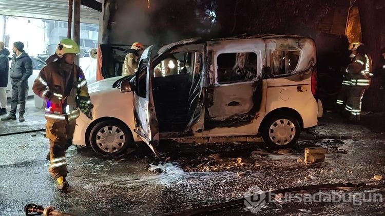 Emniyet şeridindeki TIR'a çarpan kamyonetin sürücüsü yaralandı