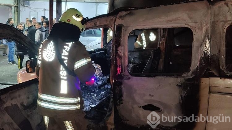 Emniyet şeridindeki TIR'a çarpan kamyonetin sürücüsü yaralandı