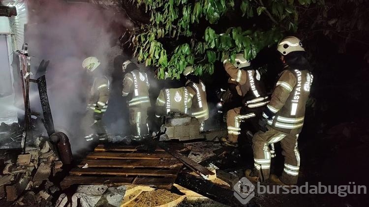 Emniyet şeridindeki TIR'a çarpan kamyonetin sürücüsü yaralandı