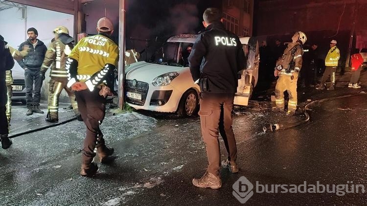 Emniyet şeridindeki TIR'a çarpan kamyonetin sürücüsü yaralandı