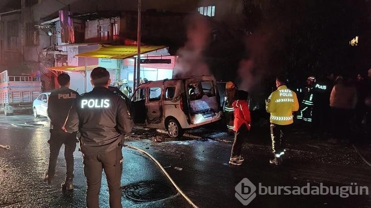 Emniyet şeridindeki TIR'a çarpan kamyonetin sürücüsü yaralandı