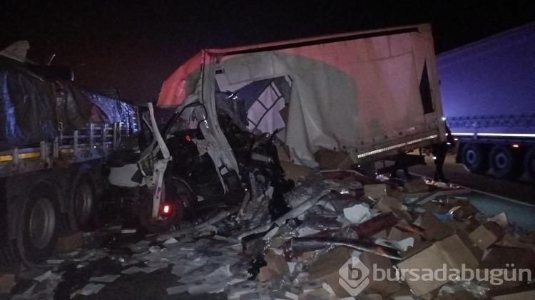Emniyet şeridindeki TIR'a çarpan kamyonetin sürücüsü yaralandı
