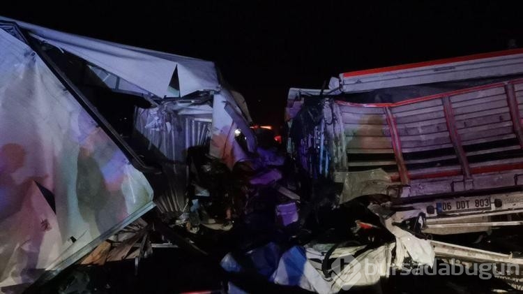 Emniyet şeridindeki TIR'a çarpan kamyonetin sürücüsü yaralandı
