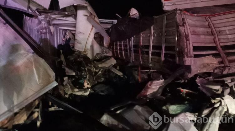 Emniyet şeridindeki TIR'a çarpan kamyonetin sürücüsü yaralandı