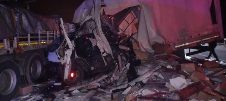 Emniyet şeridindeki TIR'a çarpan kamyonetin sürücüsü yaralandı