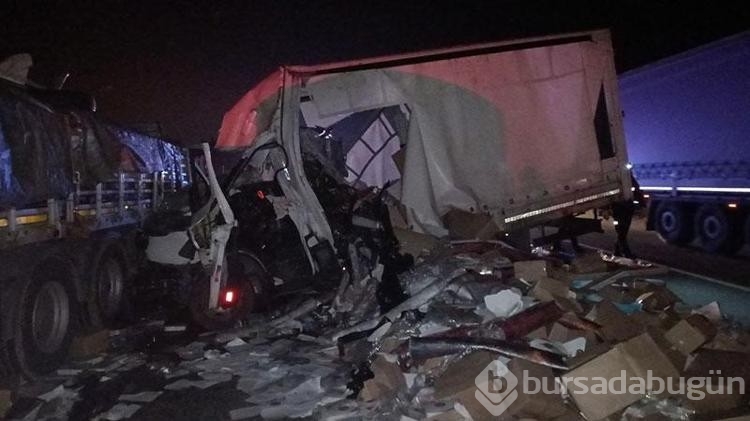 Emniyet şeridindeki TIR'a çarpan kamyonetin sürücüsü yaralandı