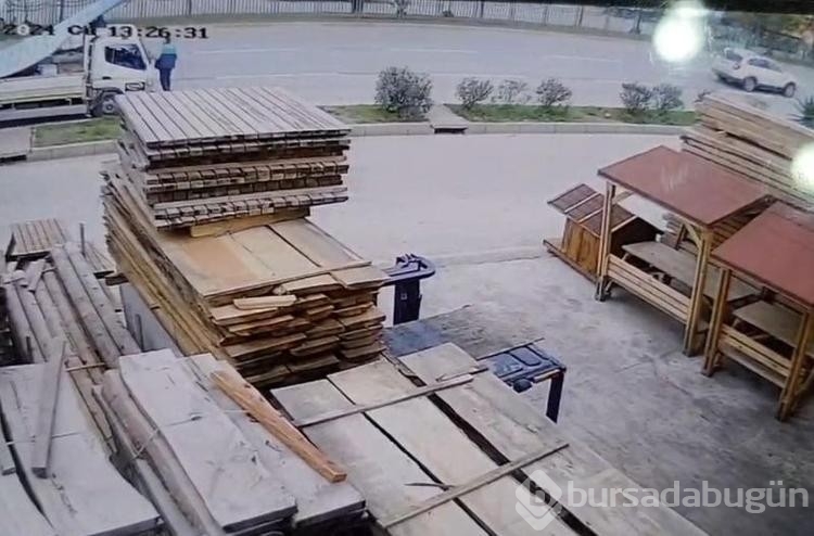 Kaza sonrası kurtarılmayı beklerken dakikalarca telefonla konuştu
