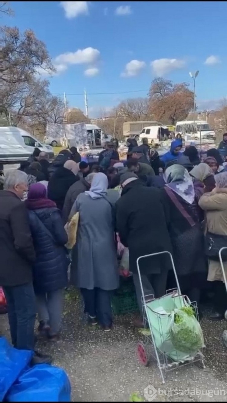 Bursa'da bir vatandaş pazar tezgahındaki tüm ürünleri satın aldı