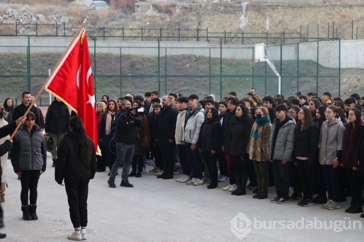 81 ilde okullarda şehitlerimiz için saygı duruşunda bulunuldu