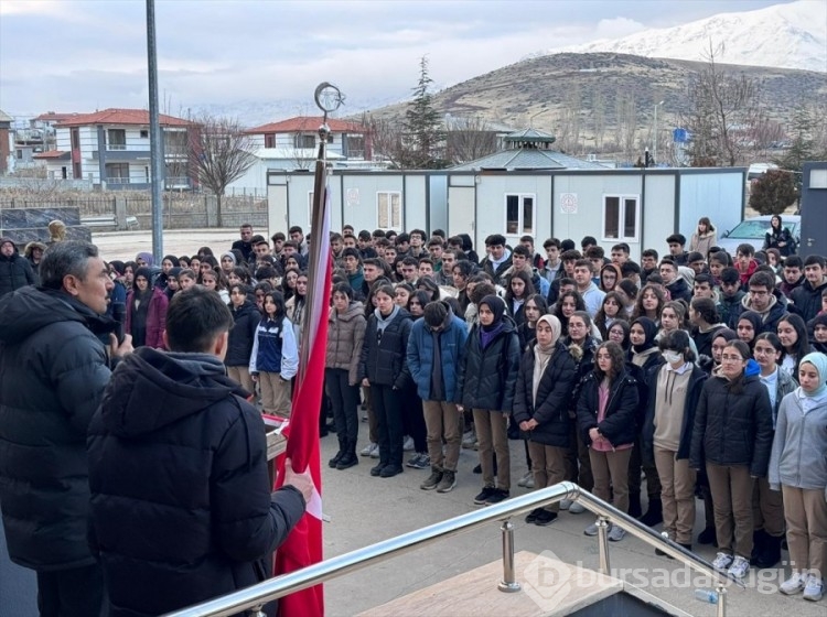 81 ilde okullarda şehitlerimiz için saygı duruşunda bulunuldu