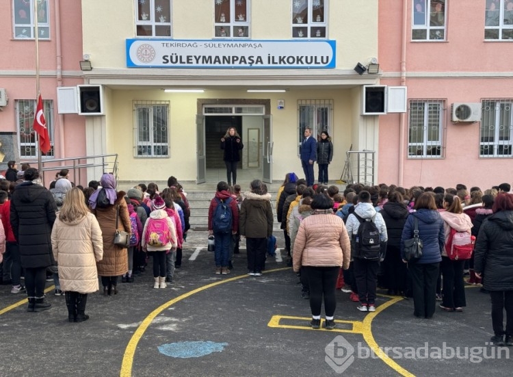 81 ilde okullarda şehitlerimiz için saygı duruşunda bulunuldu