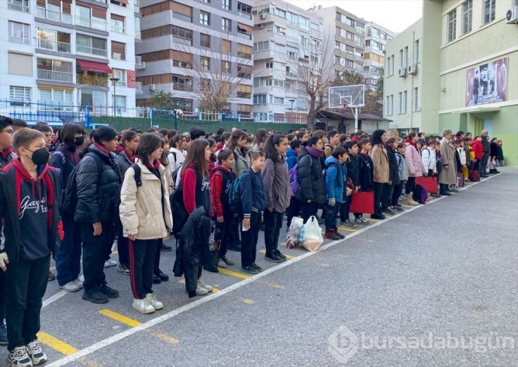 81 ilde okullarda şehitlerimiz için saygı duruşunda bulunuldu
