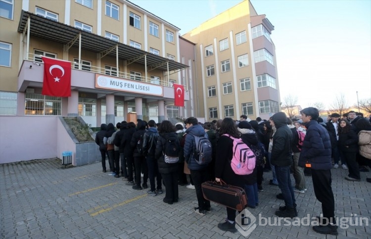 81 ilde okullarda şehitlerimiz için saygı duruşunda bulunuldu