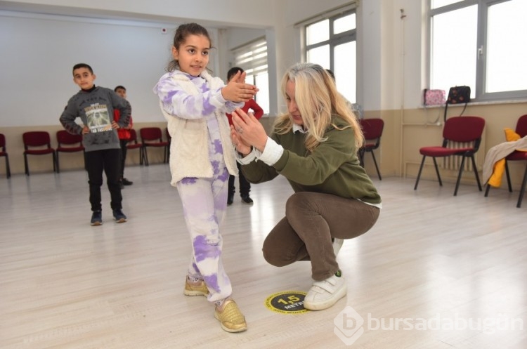 Engeller Bursa'da 'Engelsiz Yaşam Okulu'nda aşılıyor