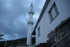 Depremle birlikte aylardır minaresiz kalan camiye, çelikten 26 metrelik minare!