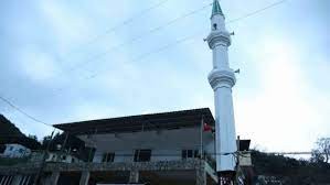 Depremle birlikte aylardır minaresiz kalan camiye, çelikten 26 metrelik minare!