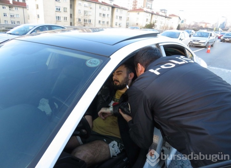 İstanbul'da alkollü sürücü direksiyon başında uyudu!